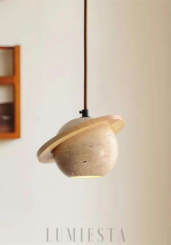 Planet - lampa wisząca trawertynowa kula, pełny widok formy o średnicy 20 cm