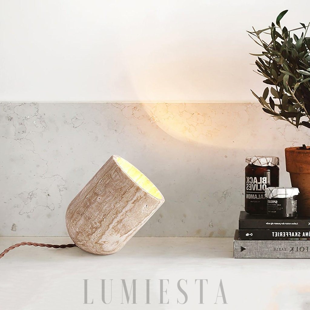 Lampa stołowa Amidori z żółtego trawertynu 17 cm - podstawa i proporcje kamiennej bryły na blacie