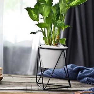 Stylowy stojak na doniczkę w nowoczesnym designie - widok z boku