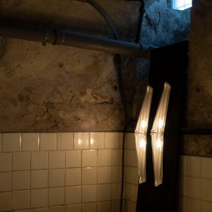 Fragment 09 - nowoczesny kinkiet chromowany ze szklanym elementem
