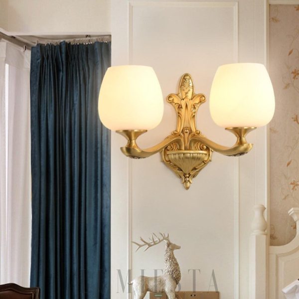 Lampa ścienna mosiężna z szklanym kloszem w stylu vintage