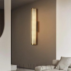 Lampa ścienna w złotym kolorze w nowoczesnym stylu - minimalistyczny kinkiet z tubowym kloszem