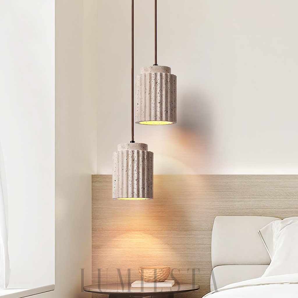 Lampa wisząca z trawertynu beżowa - widok z boku na żłobkowany klosz