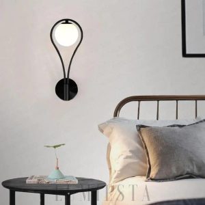 Lampa ścienna minimalistyczna z okrągłym kloszem, złote wykończenie