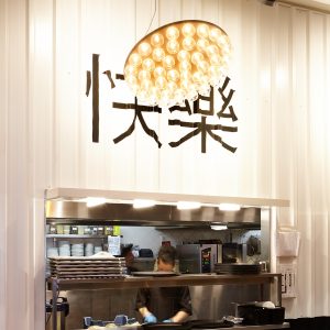 Lampa wisząca okrągła z podświetleniem LED w białym kolorze