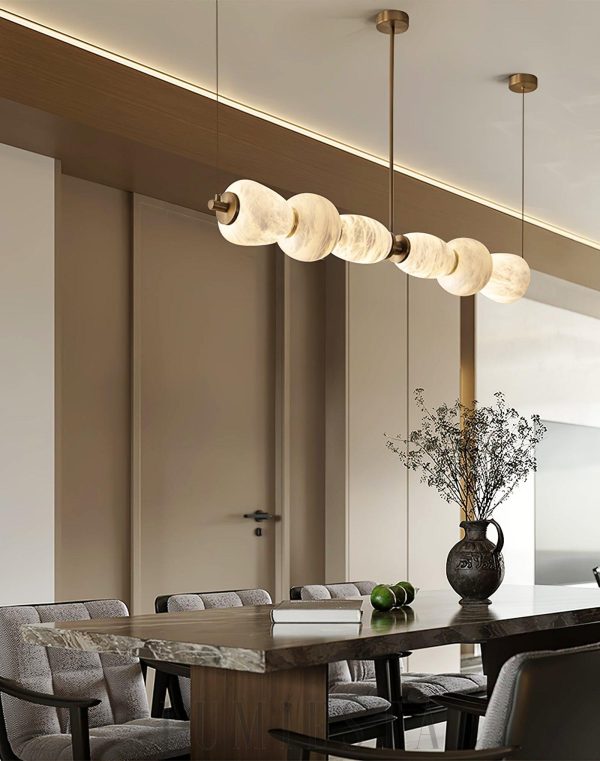 Alabastrowy żyrandol pebble 135cm biały złoty luksusowy