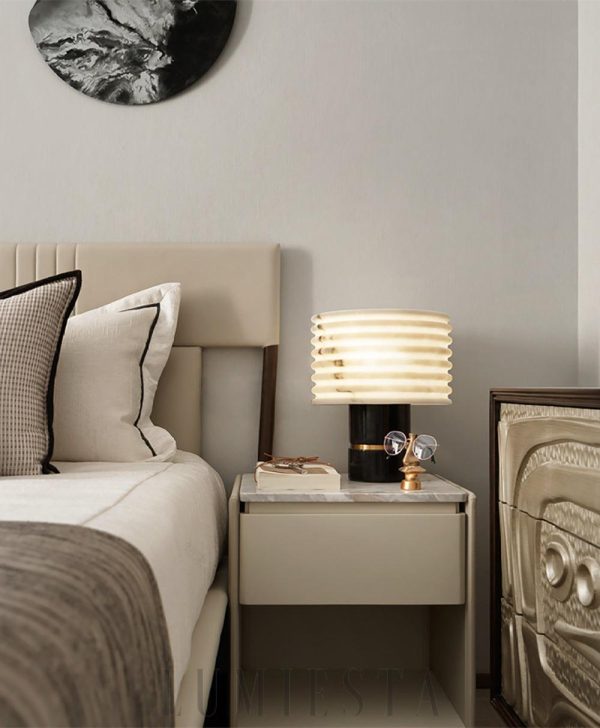 wm_7886532975877196421.jpg Outela - Lampa stołowa alabaster i mosiądz, czarno-biała