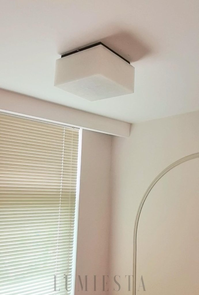 Lampa sufitowa Rivage - detal alabastrowej tafli i prostych krawędzi