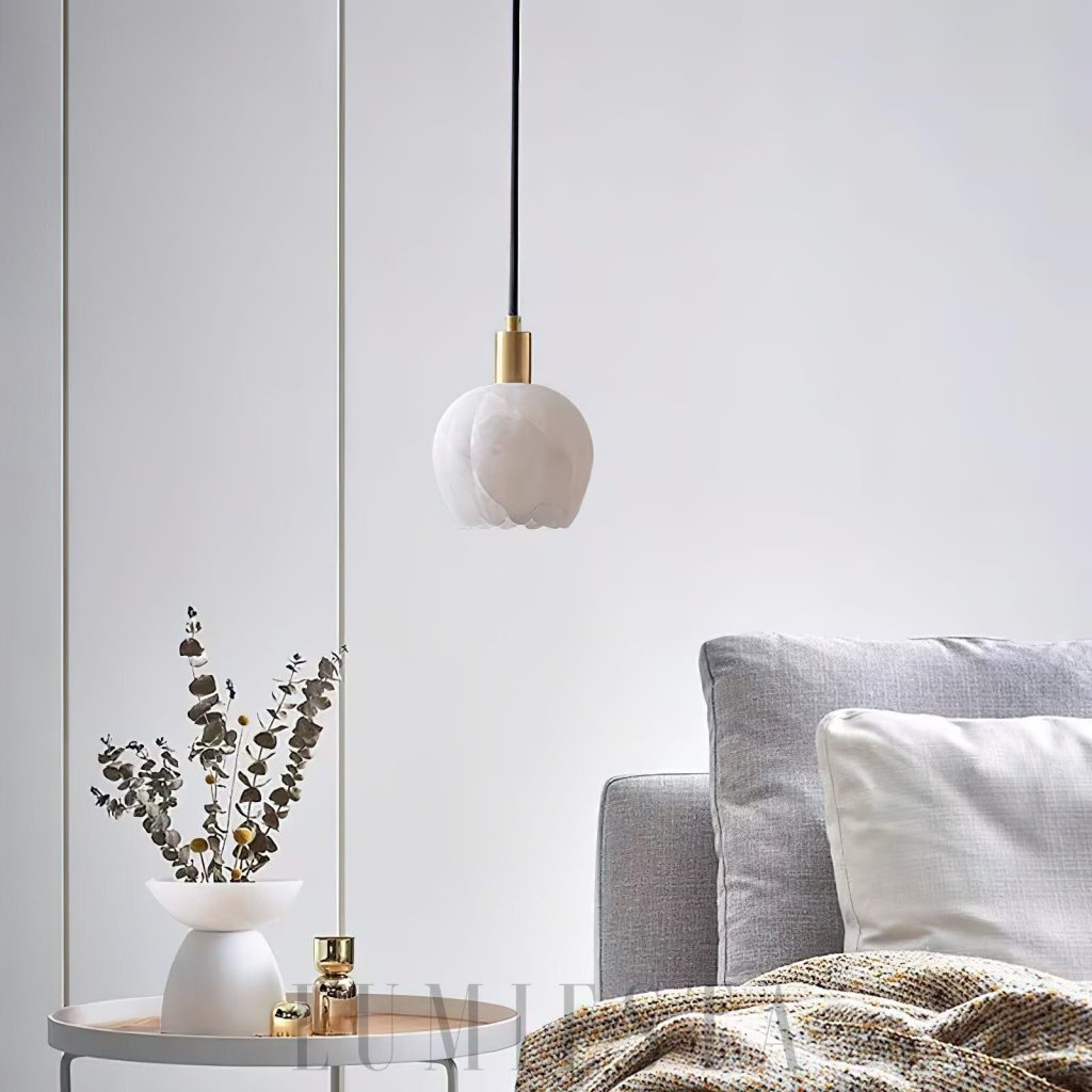 Lilin - biała lampa wisząca z alabastru 13/15 cm, zbliżenie na gładką powierzchnię klosza