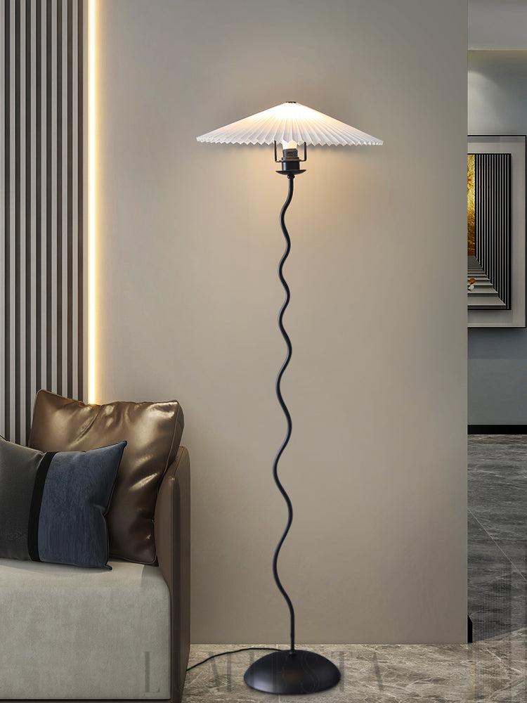 Squiggle - czarna lampa podłogowa z plisowanym białym abażurem, smukły falisty profil