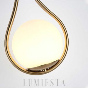 Minimalistyczny kinkiet złoty z kulą szklaną, profil lampy ściennej