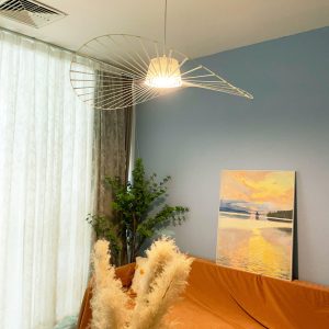 Altigo - profil lampy wiszącej z kapeluszowym kloszem i smukłym zawieszeniem