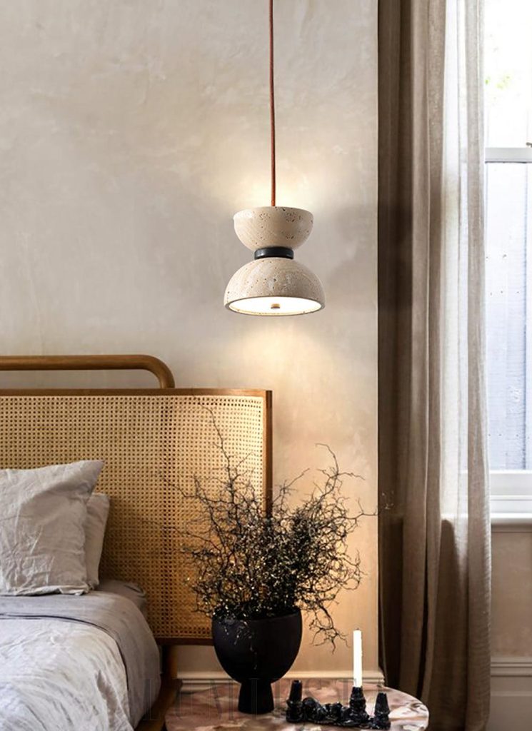Randolf - wisząca lampa z trawertynu w ujęciu pod spodem, z miękkim światłem