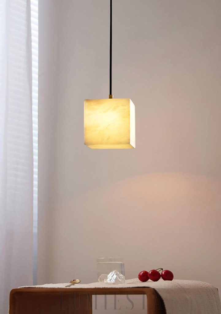 Lampa wisząca alabastrowa w kwadratowej formie - widok od spodu, podświetlony alabaster