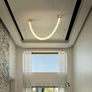 Onina - lampa wisząca w kształcie naszyjnika z alabastru