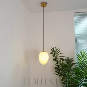 Roti - lampa wisząca z alabastru w organicznej formie, widok z boku