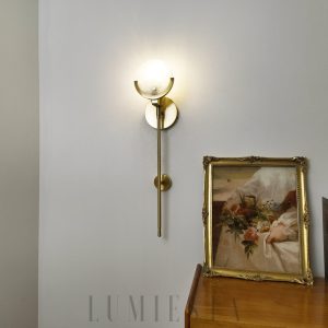 Ava - elegancki kinkiet z alabastru, widok lampy ściennej na ścianie