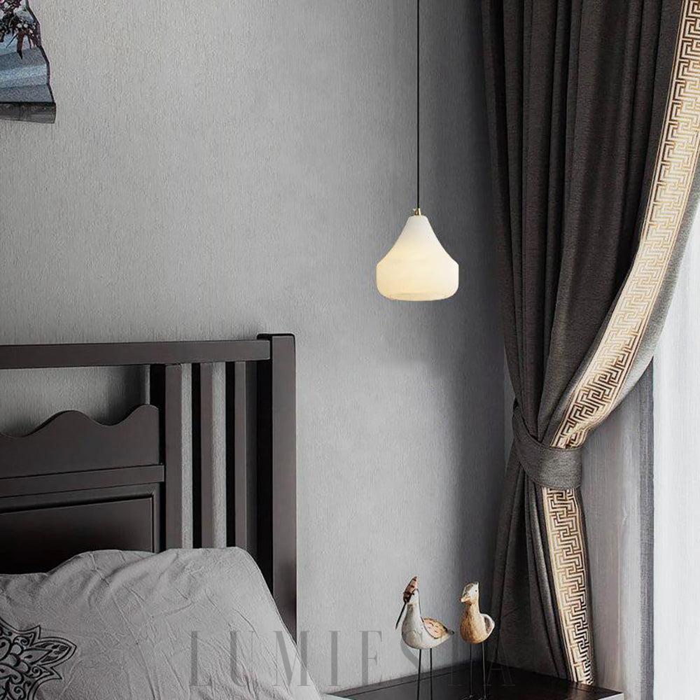 Lampa wisząca łezka z alabastru, złota oprawa i biała forma od boku