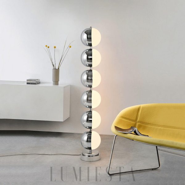 Lampka podłogowa Vloer 146 cm w chromowanym wykończeniu, widok boczny z kulistym kloszem