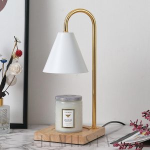 Lampka biurkowa z metalowym kloszem, zbliżenie na profil czaszy