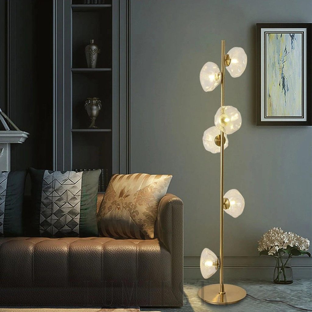 Lampa podłogowa szklana złota Annapurna - widok z boku na smukłą konstrukcję
