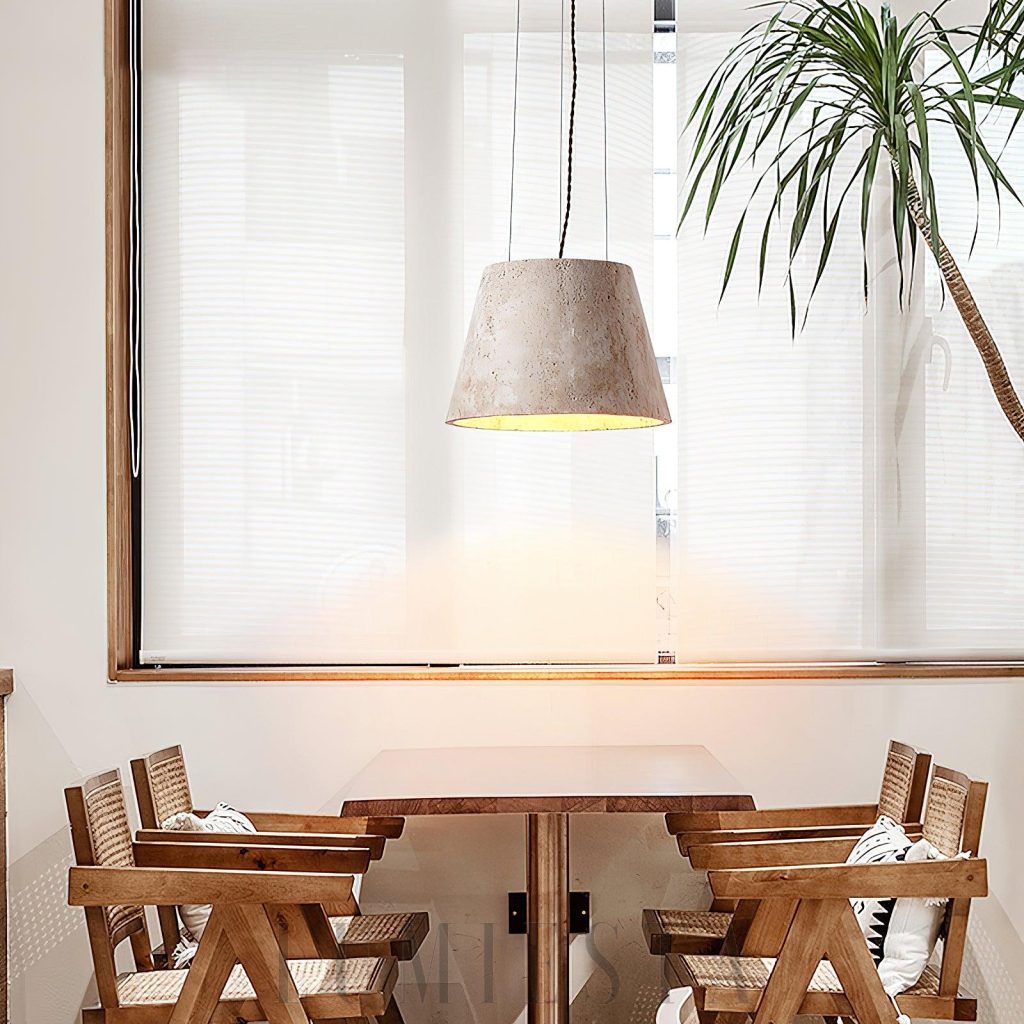 Lampa wisząca Talma z trawertynu, beżowa forma stożka w zbliżeniu