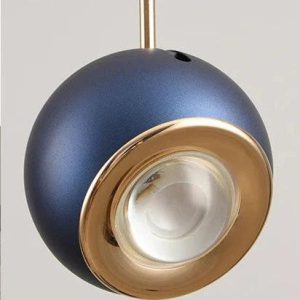 Czarna metalowa lampa kula wisząca z regulacją kąta - ujęcie z boku