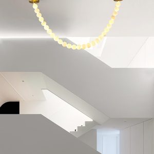 Onina - lampa wisząca w kształcie naszyjnika z alabastru