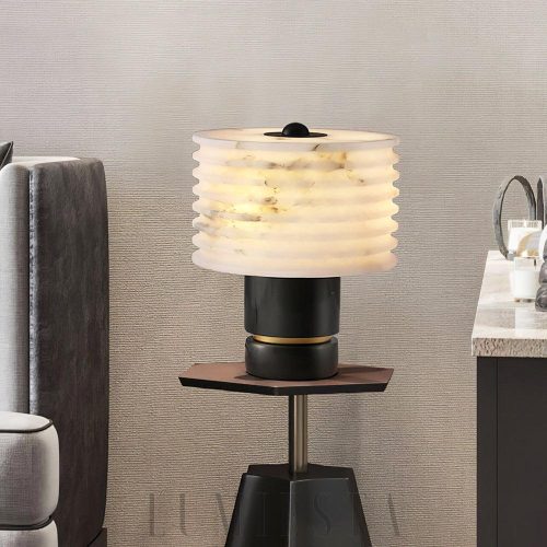 Outela - lampa stołowa z alabastru i mosiądzu, czarno-biała podstawa i mleczny klosz