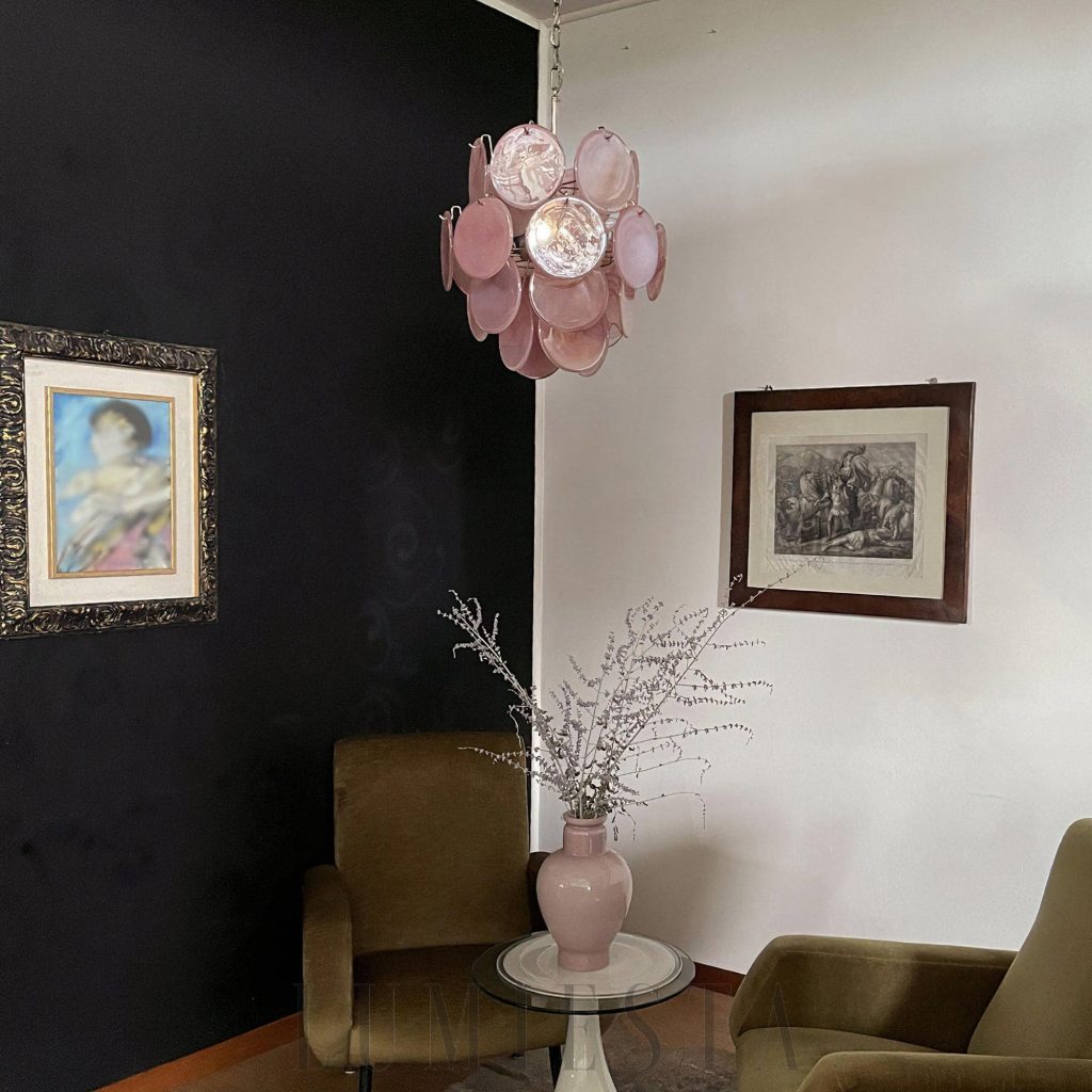 Murano Vintage 45 cm, żyrandol szklany różowy na tle jasnego wnętrza