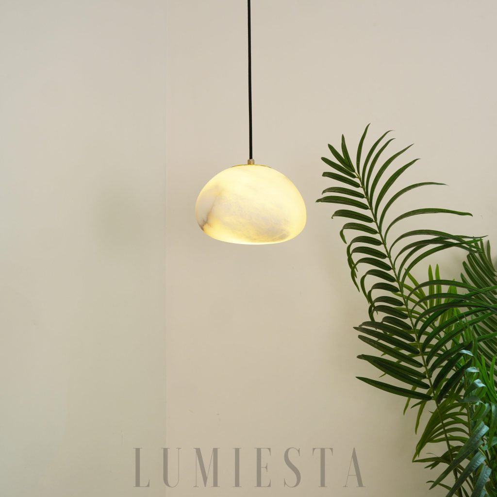Roti - lampa wisząca alabaster organiczna, detal alabastrowej czaszy i zawieszenia