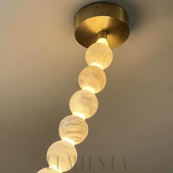 Onina - lampa wisząca w kształcie naszyjnika z alabastru