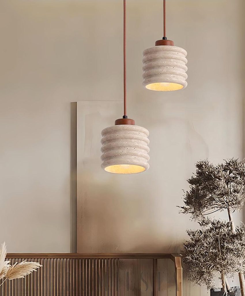 Lampa wiszaca Candeeiro Column z travertynu i drewna, detal kamiennego korpusu