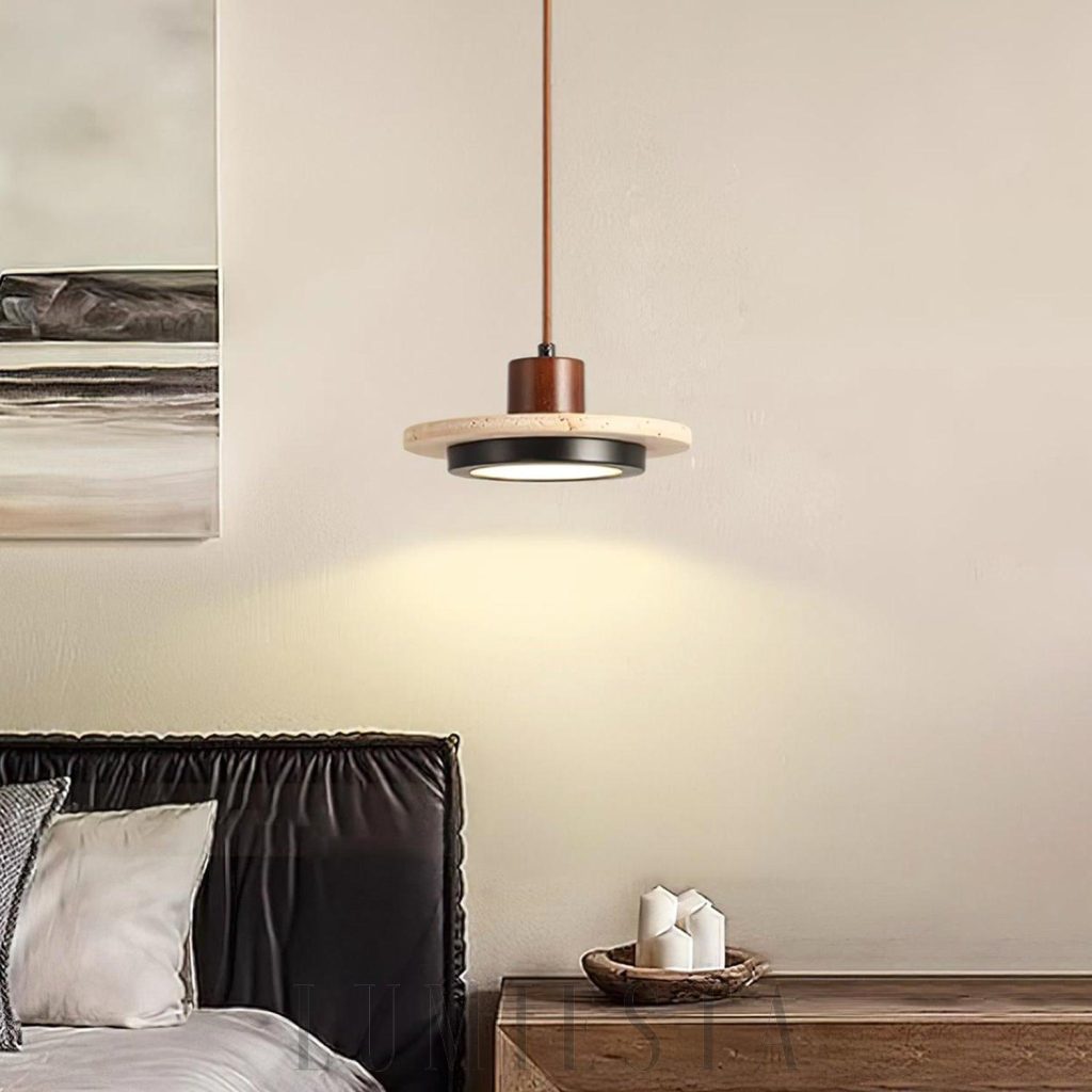 Wiszaca lampa trawertynowa dysk beżowa, detal beżowego kamiennego klosza