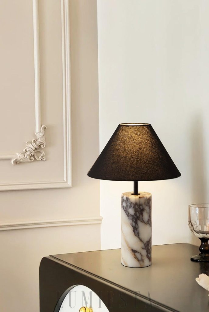 Teardrop - marmurowa lampa stołowa elegancka, detal marmurowej podstawy