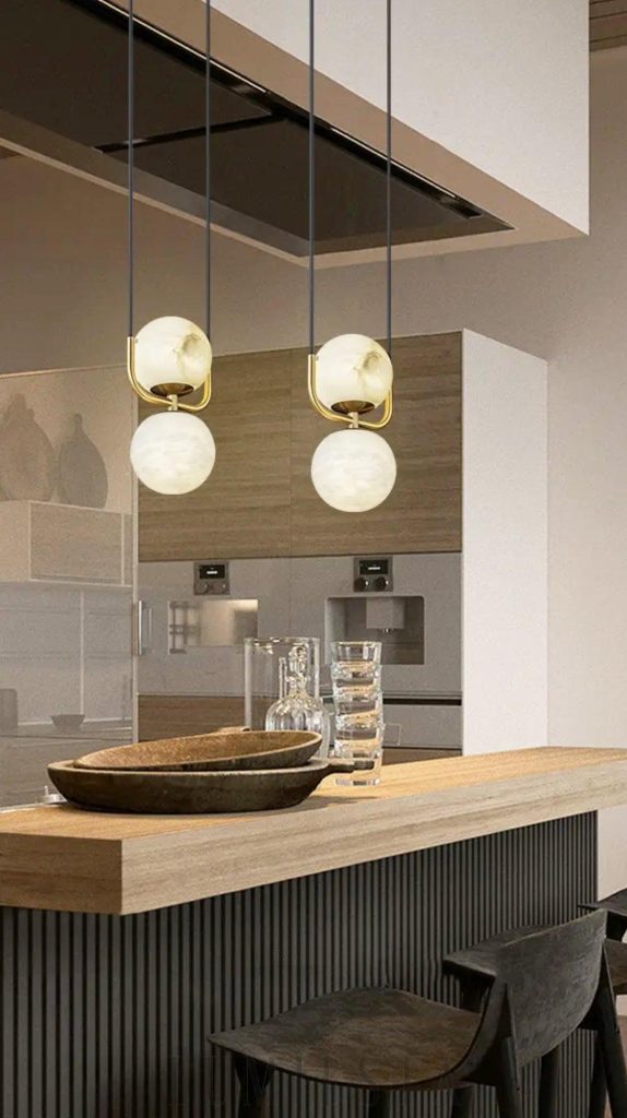 Lampa wisząca alabastrowa mosiądz, detal klosza z alabastru i mosiężnego mocowania
