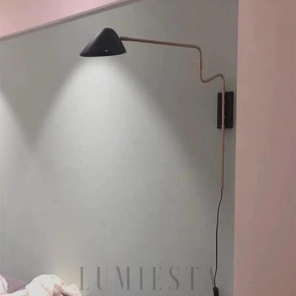 Lampa ścienna z metalowym ramieniem w stylu nowoczesnym