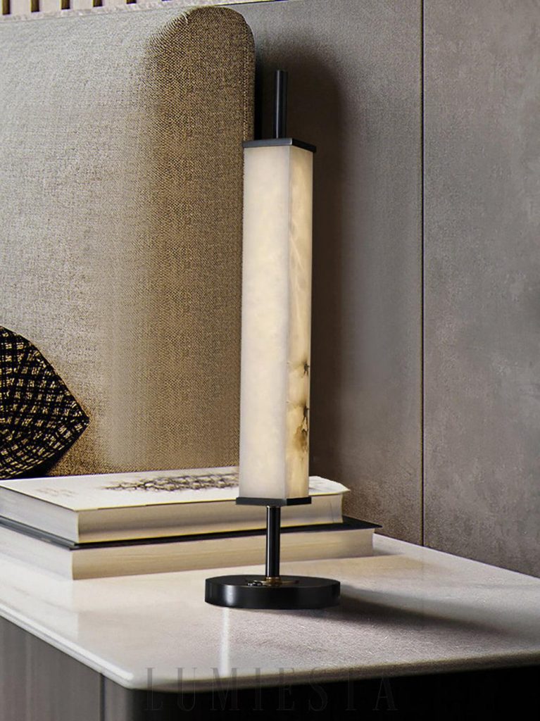 Serano - lampa stołowa alabaster mosiądz na jasnym blacie