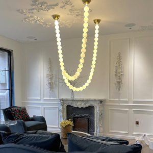 Onina - lampa wisząca w kształcie naszyjnika z alabastru