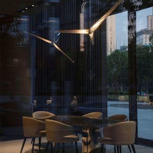 Lampa wisząca Fragment 10 - detal połączeń chromu z przezroczystymi panelami