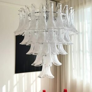 Lampa wisząca Acciaio - boczny widok niklowanego stelaża i białego szkła