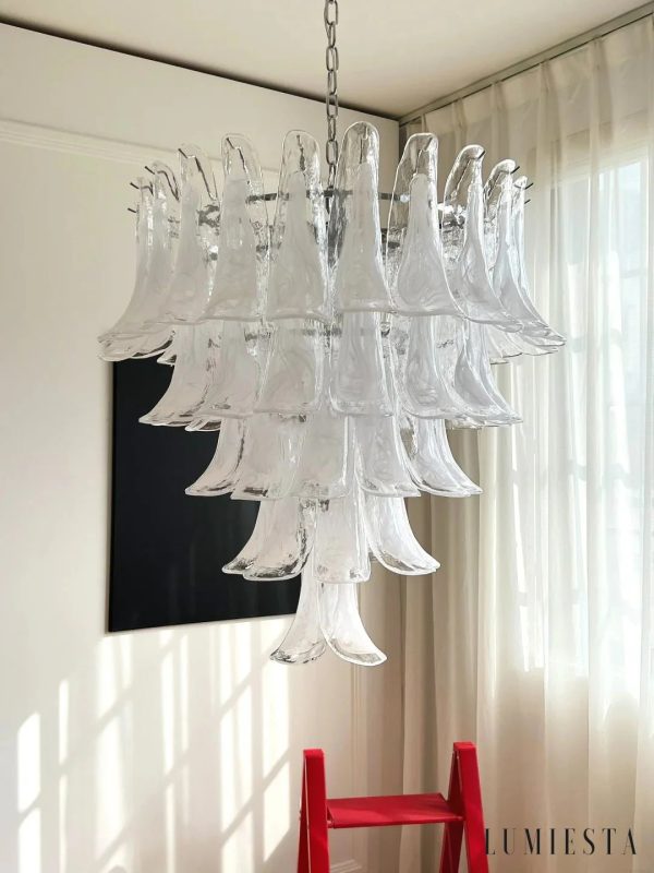 Lampa wisząca Acciaio - boczny widok niklowanego stelaża i białego szkła