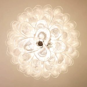 Acciaio - lampa wisząca nikiel i białe szkło, widok od dołu na układ kloszy