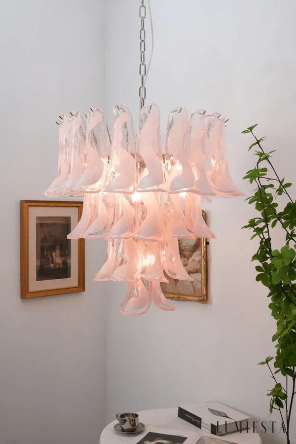 Adagio - lampa wisząca z metalową konstrukcją i różowymi szklanymi elementami