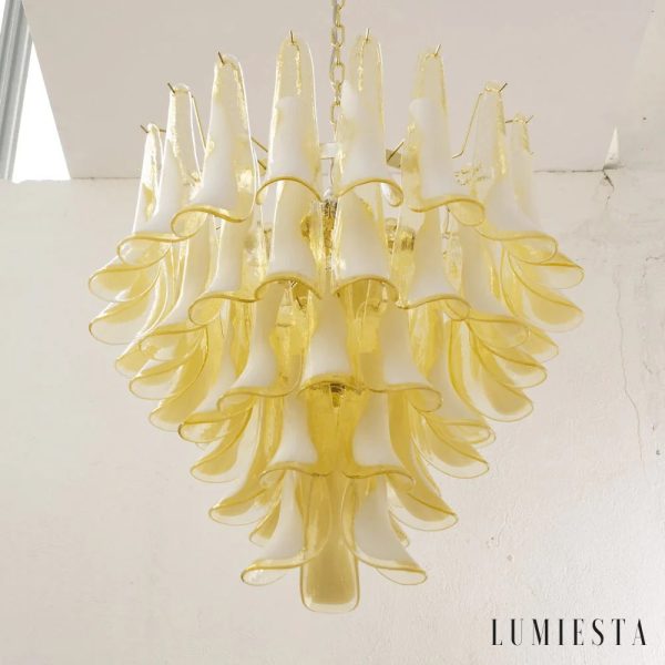 Adagio - złota lampa wisząca z bliska, szklane klosze rozmieszczone wokół obręczy