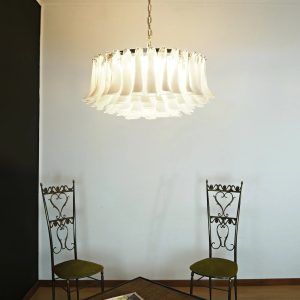 Albero, lampa wisząca z białego jadeitu i niklu, ujęcie z dołu na rozłożysty układ kloszy