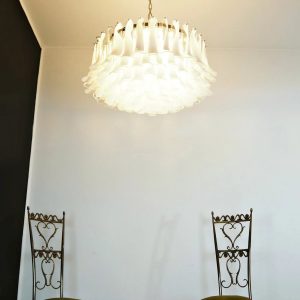 Żyrandol Albero z niklową konstrukcją i białym jadeitem, detal połączenia ramion z kloszami