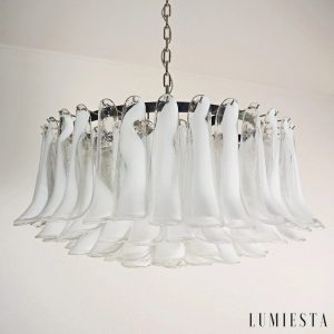 Lampa wisząca Albero z białego jadeitu i niklu, symetryczny widok na trzy rozświetlone punkty