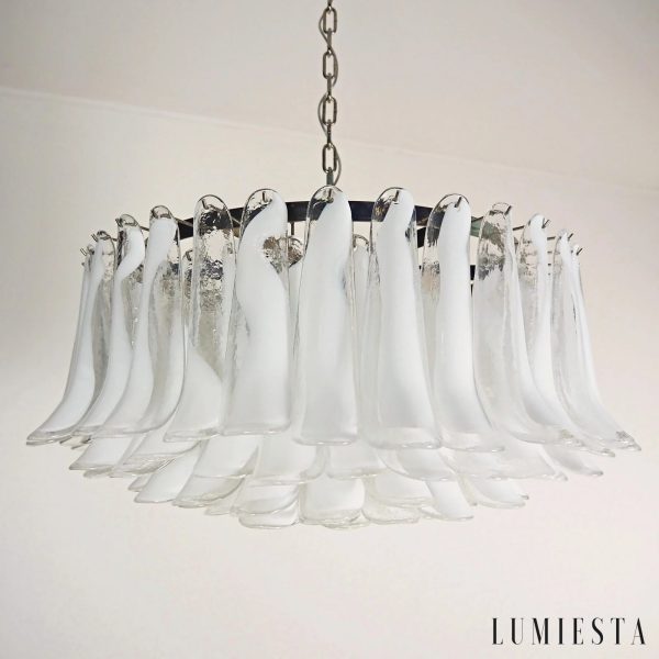 Lampa wisząca Albero z białego jadeitu i niklu, symetryczny widok na trzy rozświetlone punkty
