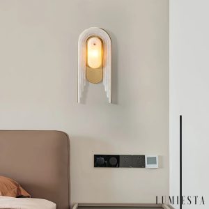 Amadora - lampa wisząca z alabastru, detal złotego wykończenia przy czaszy